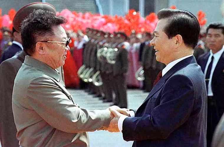 Quay ngược thời gian vào 18 năm trước, khoảng 10h30 sáng 13/6/2000, Chủ tịch Triều Tiên Kim Jong-il đã ra tận sân bay Sunan ở thủ đô Bình Nhưỡng để chào đón Tổng thống Hàn Quốc khi đó là ông Kim Dae-jung. “Rất vui được gặp ông, tôi đã rất mong mỏi cuộc gặp gỡ này”, Tổng thống Hàn Quốc Kim Dae-jung nói. Ảnh: Hani.co.kr.