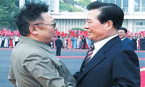 Có thể nói, Hội nghị thượng đỉnh liên Triều năm 2000 đã mang một ý nghĩa hết sức lớn lao. "Tuyên bố chung liên Triều ngày 15 tháng 6" đã trở thành cột mốc lịch sử đánh dấu sự chuyển đổi từ quan hệ đối đầu trong thời kỳ Chiến tranh Lạnh thành quan hệ tìm kiếm sự cùng tồn tại của hai miền Nam-Bắc. Ảnh: KoreaHerald.