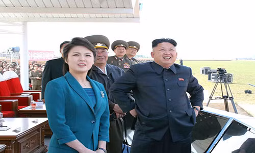 Từ khi trở thành Đệ nhất phu nhân Triều Tiên, Ri Sol-ju được cho là không có nhiều thời gian và cơ hội để gặp người thân trong gia đình bà. Một số nguồn tin nói rằng thậm chí bà không gặp cha mẹ đẻ của mình trong suốt nhiều năm qua.