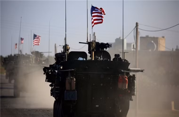 Còn tại Raqqa, Mỹ đã triển khai lượng lớn binh sĩ và trang thiết bị quân sự từ Manbij tới Raqqa sau khi Quân đội Thổ Nhĩ Kỳ tấn công các căn cứ của người Kurd tại tỉnh này. Ảnh: FNA.