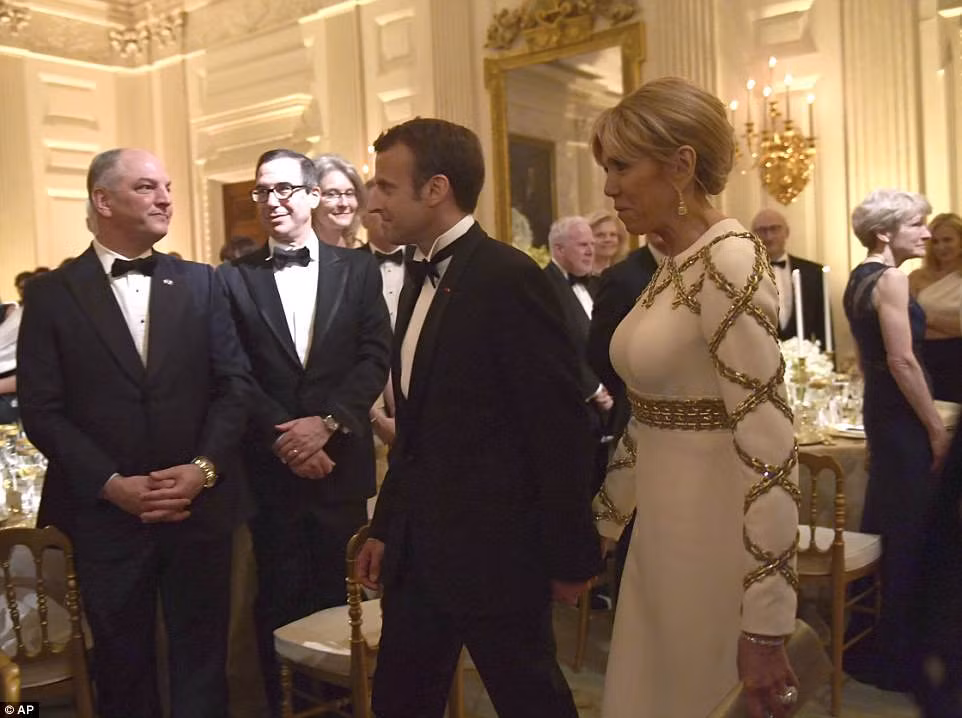 Vợ chồng Tổng thống Pháp Macron tới dự quốc yến tại Phòng Quốc yến của Nhà Trắng tối 24/4. Ảnh: AP.