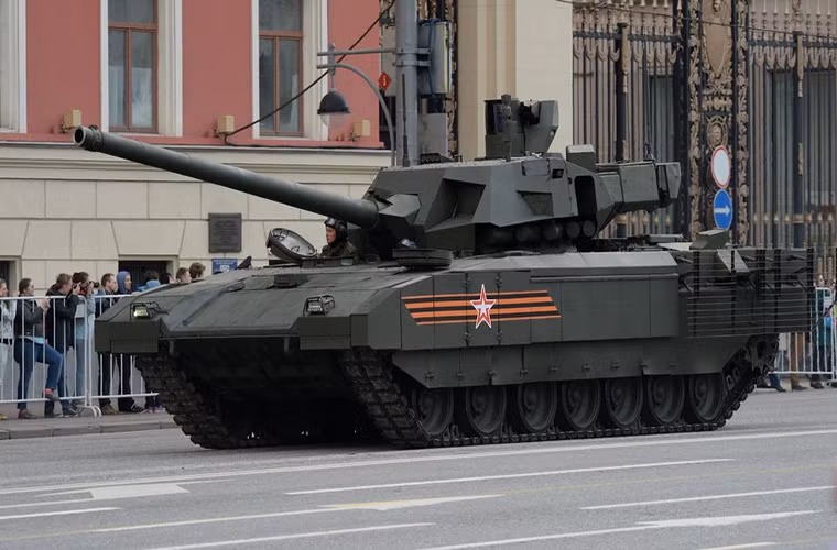 Ban đầu, Moscow cho biết sẽ biên chế 2.300 xe tăng T-14 vào năm 2020, nhưng do hạn chế về ngân sách, con số này rút xuống còn 100 xe tăng.