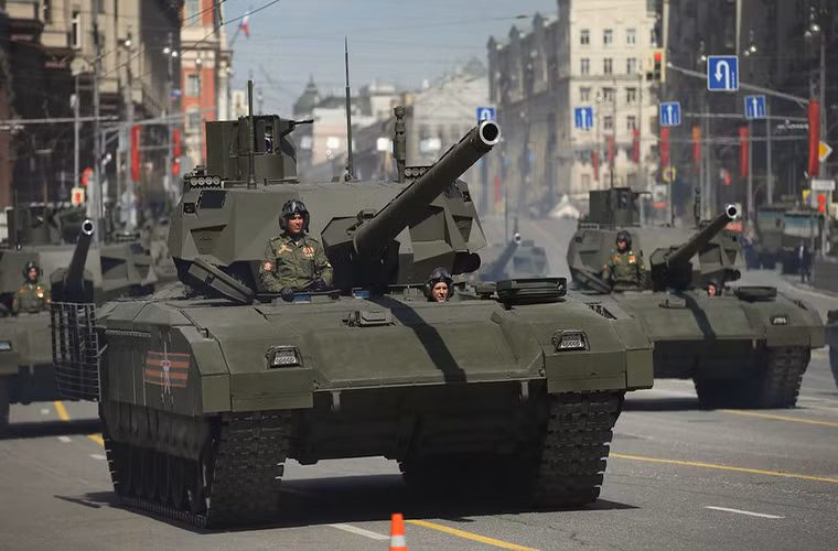 T-14, phát triển dựa trên nền tảng khung gầm hạng nặng Armata, cũng được trang bị pháo nòng trơn 2A82-1M cỡ nòng 125 mm và có thể phóng tên lửa dẫn đường bằng laser 3UBK21 Sprinter xa tới 12 km.