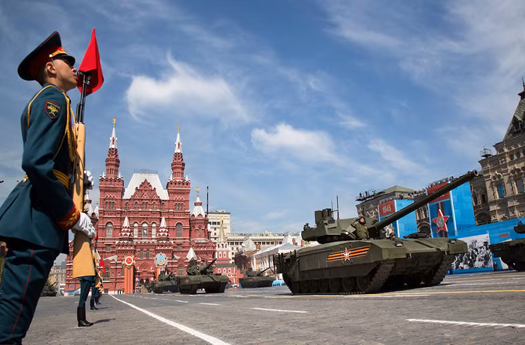 T-14 Armata do tập đoàn quốc phòng Uralvagonzavod của Nga chế tạo và lần đầu “ra mắt” trong buổi lễ diễu binh mừng Ngày Chiến thắng năm 2015. Siêu xe tăng này được trang bị động cơ diesel tăng áp A-85-3A công suất 1.200 mã lực và có vận tốc tối đa gần 90 km/h.