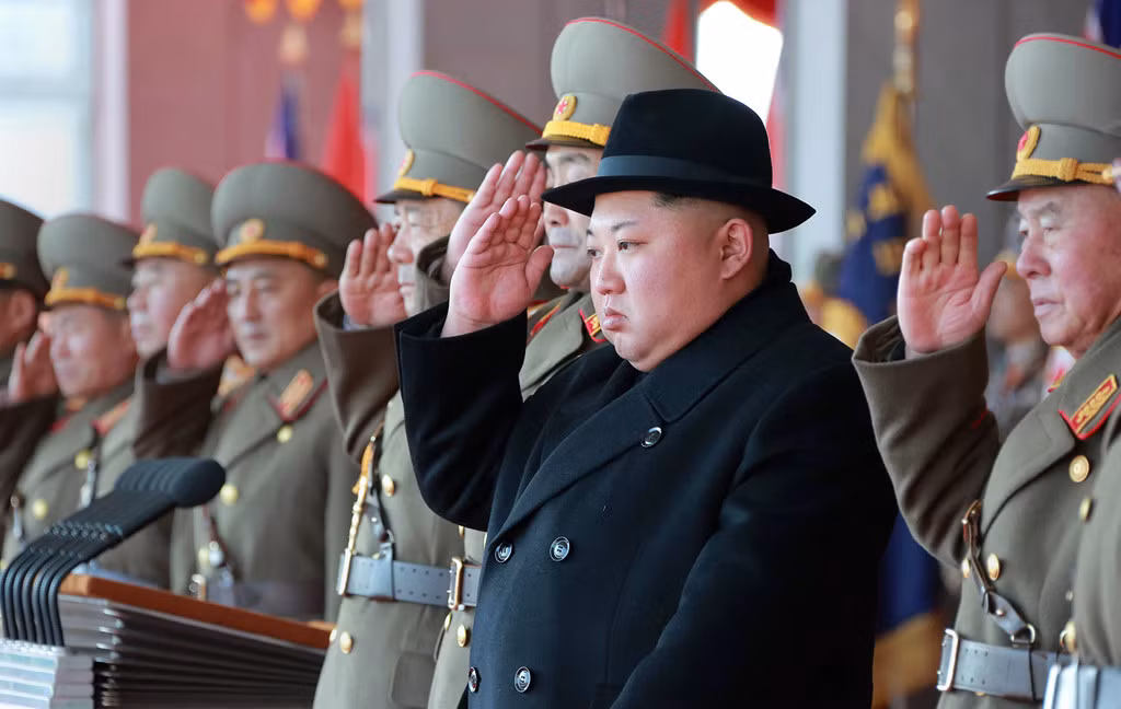 Mục tiêu trước mắt của ông Kim Jong Un là giảm nhẹ các lệnh trừng phạt nhằm vào Triều Tiên. Ảnh: Getty.