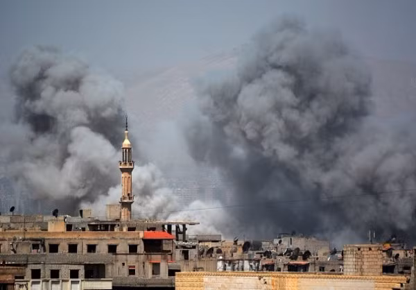 Khói bụi bốc lên sau khi một mục tiêu IS tại Nam Damascus bị oanh kích. Ảnh: FNA.