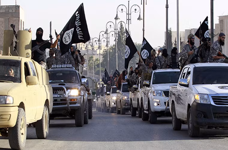 Trong khi đó, theo Al Masdar News, phiến quân IS vẫn bám trụ tại nhiều khu vực trên khắp đất nước Syria và việc chúng bị đánh bại hoàn toàn tại quốc gia Trung Đông này vẫn còn xa. Ảnh: AMN.