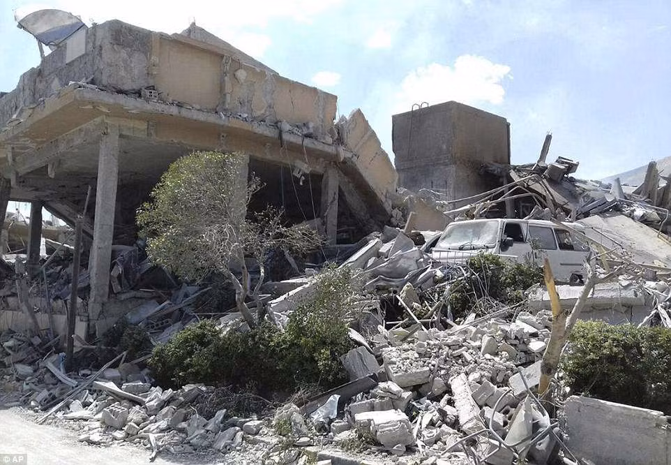 Một bức ảnh được hãng thông tấn SANA của Syria công bố ghi lại cảnh đổ nát tại trung tâm nghiên cứu ở Barzeh. Ảnh: AP.