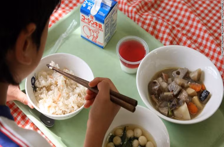 Bữa trưa gồm cơm và món thịt hầm của một nữ sinh ở Trường Tiểu học Senzoku, thủ đô Tokyo, Nhật Bản.