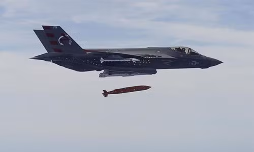 Tiêm kích F-35C của Hải quân Mỹ phóng thử một quả tên lửa không đối đất JSOW-C. Ảnh: Raytheon.