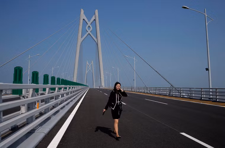 Người đi bộ và xe đạp không được phép qua cầu này, nó chỉ dành cho ô tô.