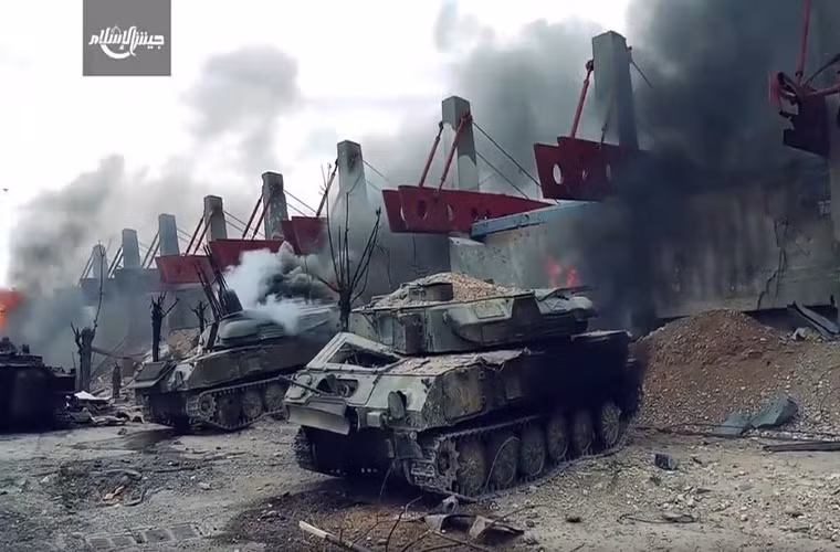 Theo South Front ngày 26/4, phiến quân Jaish al-Islam mới đây đăng tải loạt ảnh ghi lại cảnh chúng thiêu hủy nhiều xe quân sự, vũ khí hạng nặng,... trước khi chúng rút khỏi thị trấn Douma hơn tuần trước. Ảnh: SF.