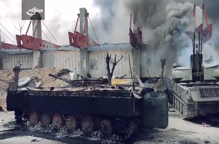 Được biết, theo thỏa thuận với chính phủ Damascus, các tay súng Jaysh al-Islam chỉ được mang theo vũ khí hạng nhẹ khi rời khỏi Douma. Và chúng đã từ chối bàn giao vũ khí hạng nặng cho Quân đội Syria. Ảnh: SF.