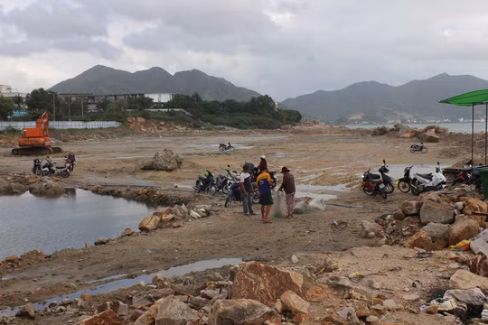 Trả lời trên báo Người Lao Động, ông Ngô Văn Dũng, Giám đốc điều hành dự án Nha Trang Sao, cho rằng dự án bị ngừng hoạt động vì chậm điều chỉnh thiết kế công viên mới ở diện tích 2,3 ha (phần lấn biển bị xử phạt) nhằm phục vụ công cộng, họ "vẫn đang điều chỉnh, thiết kế đã trình bày cho UBND tỉnh". Ảnh: NLĐ.