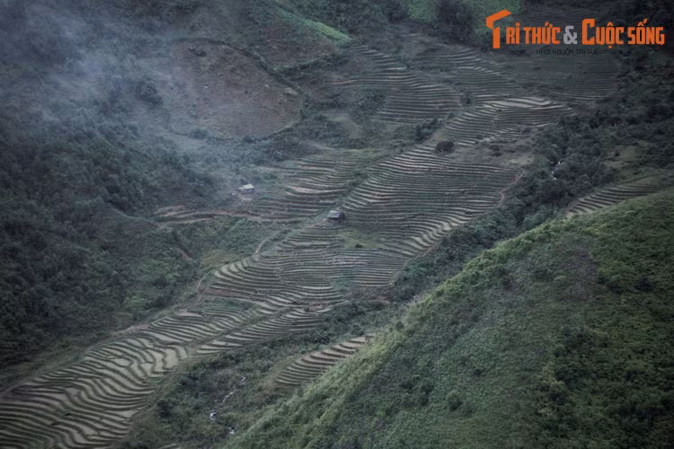 Những thửa ruộng bậc thang uốn lượn khắp các triền dốc như tác phẩm nghệ thuật khổng lồ được con người tạc vào đá...