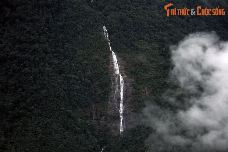 Thác nước tung bọt trắng xóa giữa lưng chừng núi, ngoạn mục như kỳ quan của tạo hóa...