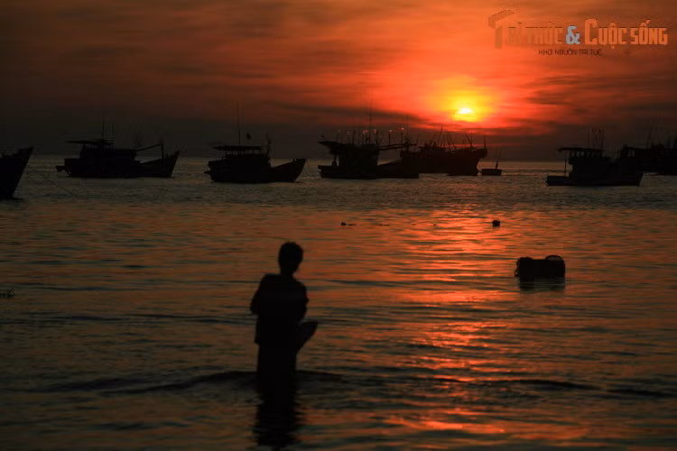 Hoàng hôn ở vùng biển trước làng chài An Thới.
