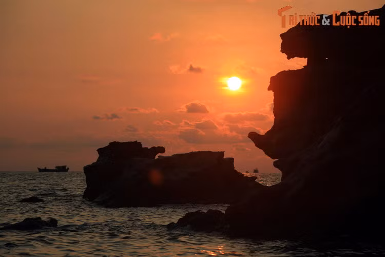 Cảnh tượng kỳ ảo ở ghềnh đá Dinh Cậu, Dương Đông, khi mặt trời dần khuất bóng.