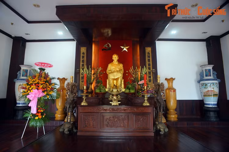 Đến với Bảo tàng, du khách từ mọi miền cũng có thể dâng hương để bày tỏ lòng thành kính với vị lãnh tụ vĩ đại của dân tộc tại gian tưởng niệm được bài trí nghiêm trang.