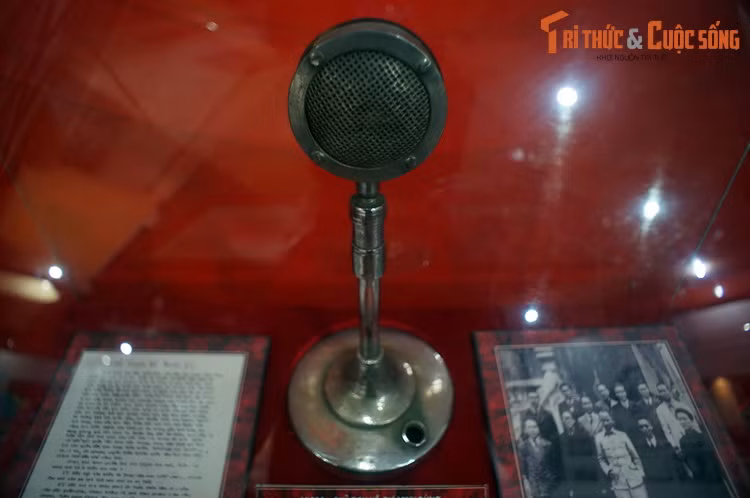 Nhiều đồ vật từng được Chủ tịch Hồ Chí Minh sử dụng cũng được giới thiệu tại Bảo tàng, như chiếc micro Người dùng để đọc bản Tuyên ngôn Độc Lập, chiếc máy đánh chữ Người dùng làm việc ở Hà Nội, nồi đồng ở chiến khu Việt Bắc.