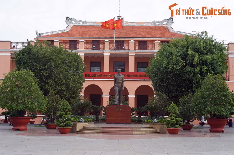 Tọa lạc tại số 1 Nguyễn Tất Thành, phường 12, quận 4, Bảo tàng Hồ Chí Minh - chi nhánh TP HCM là một điểm về nguồn đầy ý nghĩa nhân kỷ niệm ngày sinh Chủ tịch Hồ Chí Minh tại thành phố mang tên Bác.