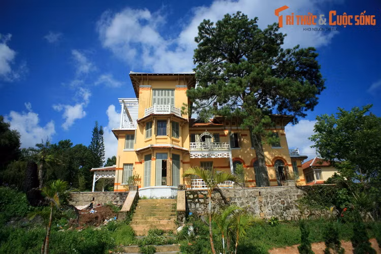 Bên cạnh những thế mạnh về khí hậu và cảnh quan thiên nhiên, thành phố còn sở hữu một di sản kiến trúc giá trị, được ví như một bảo tàng kiến trúc châu Âu thế kỷ 20.