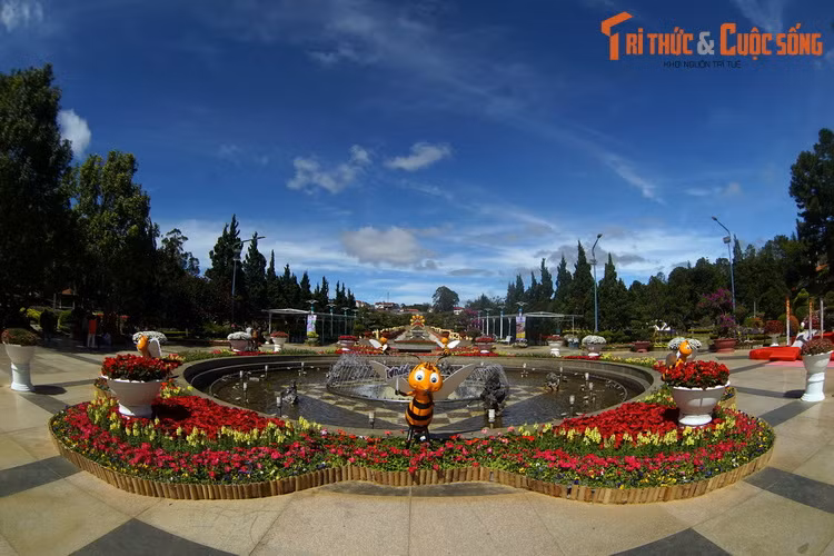  3. Miền Nam: Đà Lạt. Nằm trên cao nguyên Lâm Viên, cách TP HCM khoảng 300 km, Đà Lạt (tỉnh Lâm Đồng) là thành phố du lịch "hot" bậc nhất khu vực miền Nam và Tây Nguyên.