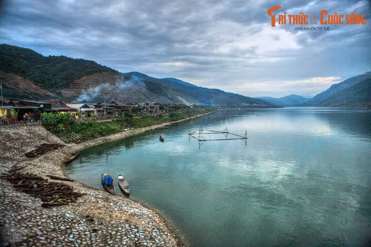 Bên bờ hồ thủy điện Sơn La, nơi trước kia là suối Nậm Lay, thị xã Mường Lay.