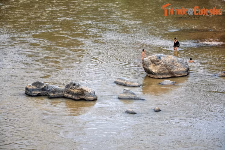Người dân địa phương tắm trên sông Mã, Điện Biên Đông.