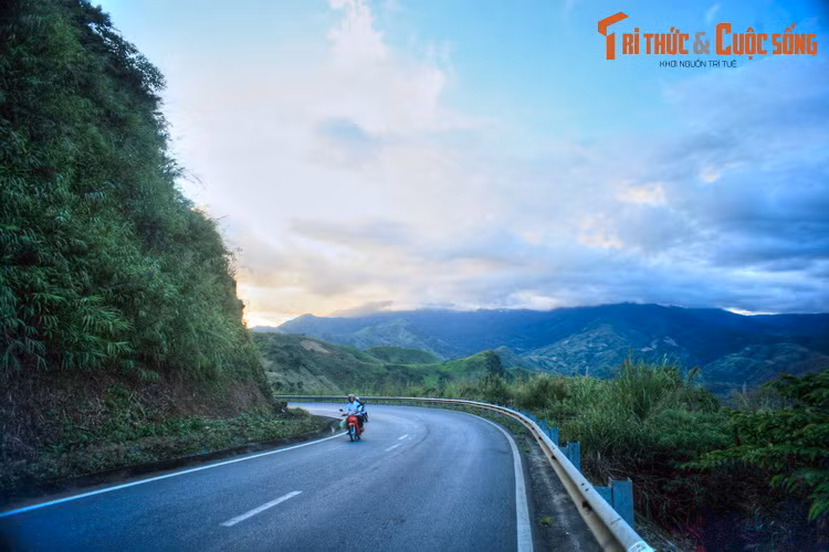 Trên quốc lộ 279, ngoại vi thành phố Điện Biên Phủ, thủ phủ tỉnh Điện Biên.