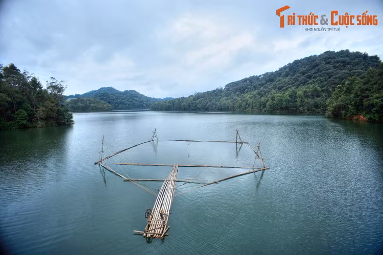 Hồ Pá Khoang, một thắng cảnh nổi tiếng nằm ở huyện Điện Biên.