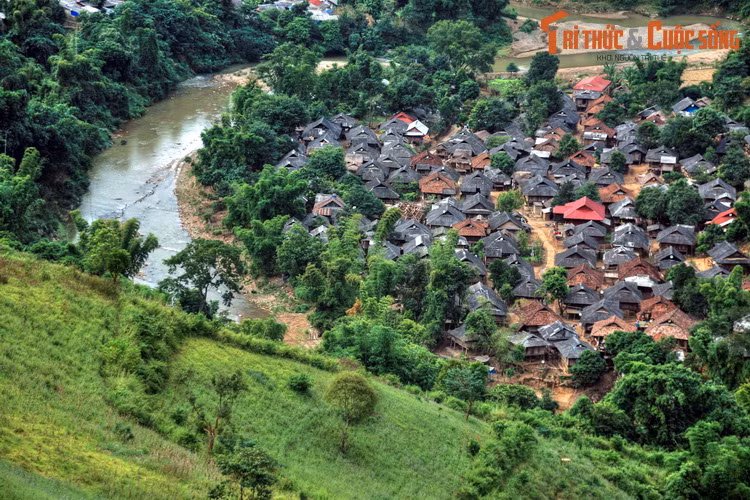 Toàn cảnh bản Suối Lư ở huyện Điện Biên Đông.