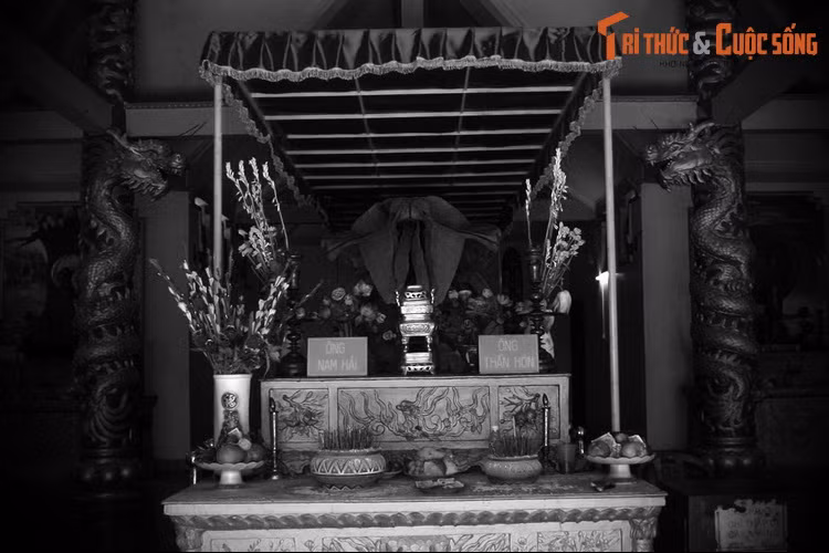Với những cá voi cỡ nhỏ, không đủ sức cứu tàu thuyền, thì dựa vào sự khéo léo của mình để cứu những người chẳng may bị rơi xuống biển, đưa họ vào bờ an toàn. Cá voi cũng được ban cho khả năng thâu đường, biết ở nơi nào có người cần cứu để có mặt kịp thời. Ảnh: Xương cá voi được thờ ở Lăng Ông trên đảo Hòn Đá Bạc, Cà Mau.