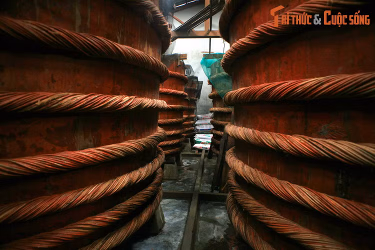  1. Khám phá nhà thùng nước mắm. Nhà thùng nước mắm là tên thường gọi của các cơ sở sản xuất nước mắm truyền thống ở Phú Quốc. Ghé thăm các nhà thùng này, du khách có thể khám phá quy trình tạo thành những giọt nước mắm hảo hạng theo cách thức đã tồn tại hàng trăm năm nay.