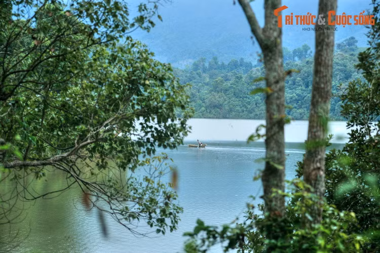 Vào mùa đông sương mờ buông phủ mặt hồ tạo nên phong cảnh huyền ảo với những dãy núi trập trùng thấp thoáng nơi xa.