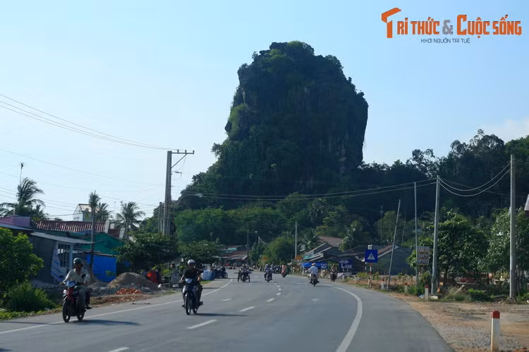 Thạch Động là một khối núi đá vôi khổng lồ cao khoảng 90 mét, nằm ở xã biên giới Mỹ Đức, thành phố Hà Tiên. Trong lòng Thạch Động là một hệ thống hang động kỳ ảo, nơi tọa lạc chùa Tiên Sơn được xây dựng năm 1790.