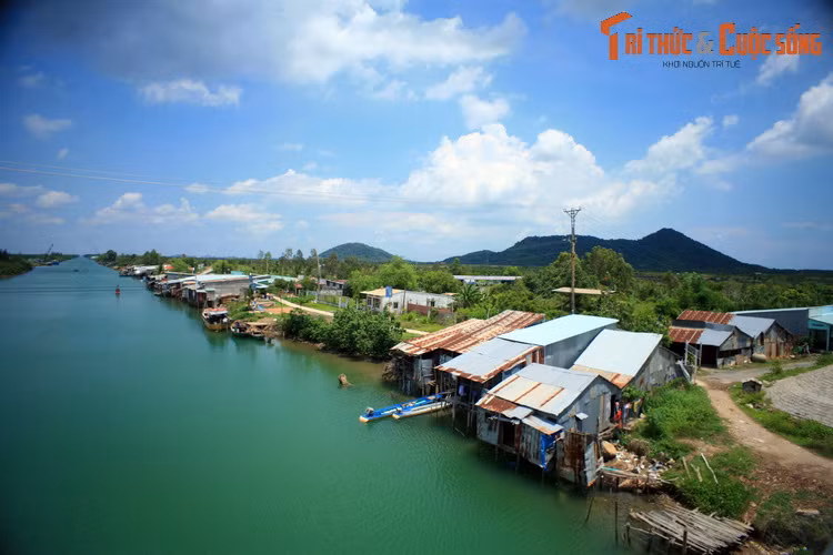Góc nhìn từ trên cao về kênh Hà Giang ở huyện Giang Thành.