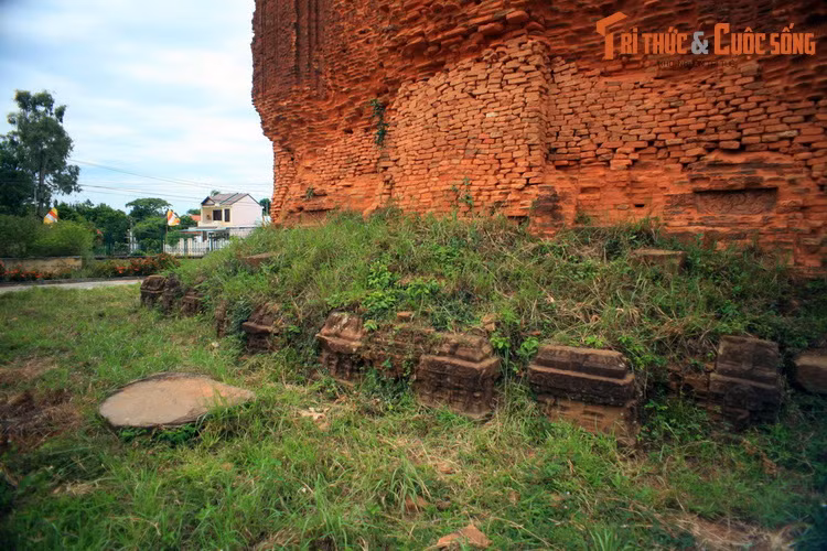 Chân tháp ốp đá, thể hiện ảnh hưởng từ kiến trúc đền tháp Khmer.