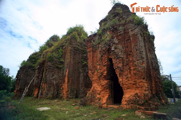  Tháp Chăm Khương Mỹ là một cụm đền tháp Champa có quy mô khá lớn nằm ở địa phận xã Tam Xuân 1, huyện Núi Thành, tỉnh Quảng Nam. Những ngày gần đây thông tin di tích này bị muối hóa sau 6 tháng trùng tu đã nhận được nhiều sự quan tâm của dư luận.