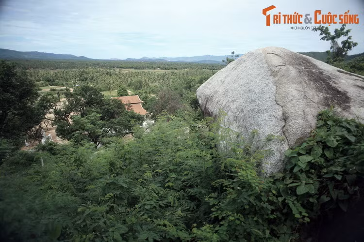 Có người thả một quả bưởi được khắc dấu xuống hang, một thời gian sau thì có người tận cửa biển Đề Gi cách chùa hơn 20 km nhặt được. Từ ấy dân gian đồn rằng cái hang này ăn thông với biển. Sau nhiều thăng trầm lịch sử, “đường xuống âm phủ” đã bị vùi lấp.