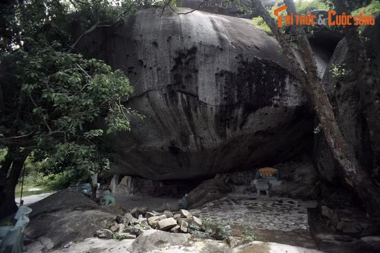 Phía dưới “mái che” của chùa Hang trước đây còn có một đường hầm chạy xuống, người ta gọi là đường xuống âm phủ. Tương truyền khi còn sống, một trụ trì của chùa là sư Nguyên Lượng có đi thử, càng đi càng thấy sâu thăm thẳm, khó đi nên đành quay trở lại.