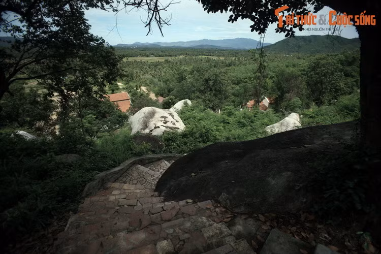 Một câu chuyện lạ khác liên quan đến chùa Hang Bình Định được kể lại trong sách “Nhân vật Bình Định”. Theo đó, vào năm năm Giáp Ngọ (1894), dịnh bệnh hoành hành ở huyện Phù Cát và nhiều nơi ở Bình Định, khiến, nhiều làng bị rào cách ly, có nơi dân chúng đốt làng di tản nơi khác.