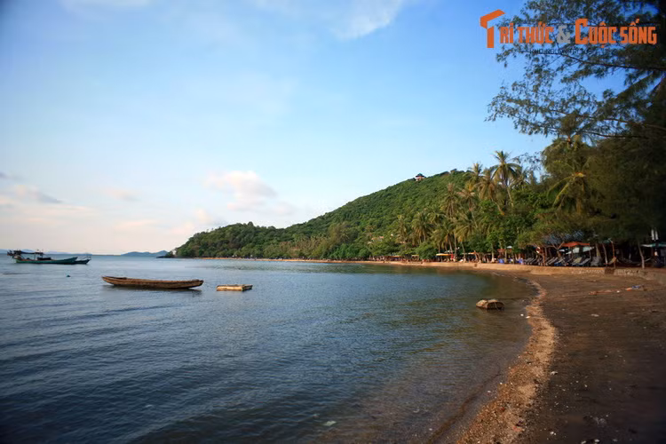 Tương truyền, từ thuở xa xưa, vùng đất này là mênh mông nước và trời, có một chú nai con thuộc giống nai thần hay ra uống nước. Rồi một ngày, mải say sưa ngắm cảnh nên không kịp trở về rừng, bỗng dưng, biển trời nổi sóng, chú nai con hoá thành tảng núi đá bên mép biển khơi…