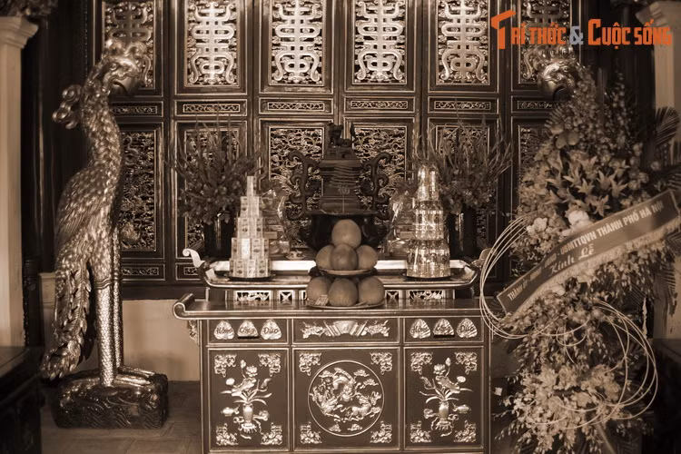 2. Tục thờ chim vẹt là một tín ngưỡng độc đáo của người Việt, gắn với các truyền thuyết ly kỳ liên quan đến nhà Hậu Lê và các chúa Trịnh, được ghi lại trong sử sách. Ảnh: Đôi chim vẹt được thờ trong nhà Bái đường của đền Ngọc Sơn, Hà Nội.