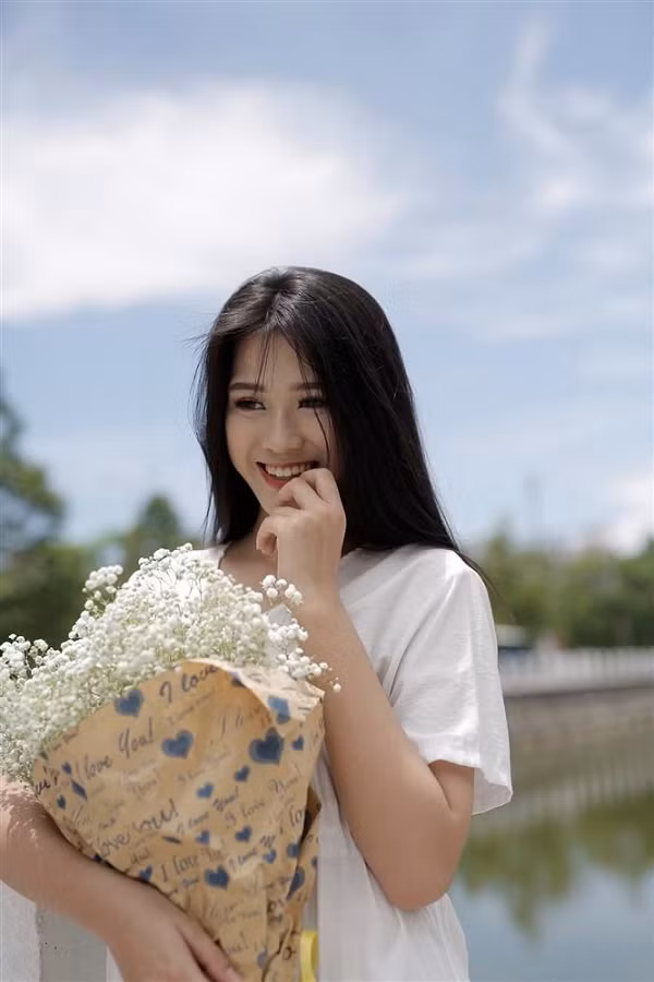 Tân hoa hậu được khen ngợi vì nhan sắc đậm chất Á Đông và trình độ học vấn cao.