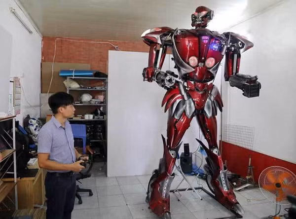 Sau quá trình làm việc vất vả, một chú robot khổng lồ của dự án Robot Bank đã ra đời với cái tên Robot One. Chú robot này nặng hơn 100kg, cao khoảng 3m, sải rộng cánh tay có thể lên tới 2m, có thể xoay chuyển được thân trên và đặc biệt, được lập trình để tự giới thiệu bản thân.