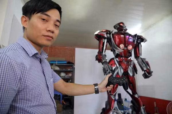 Trước đó cũng có nhiều dự án phát triển robot phục vụ cho cuộc sống của con người được phát triển bởi người Việt. Dự án robot làm từ rác thải, nhóm bạn Robot Bank đã tạo cảm hứng cho nhiều bạn trẻ trong việc chung tay bảo vệ môi trường.