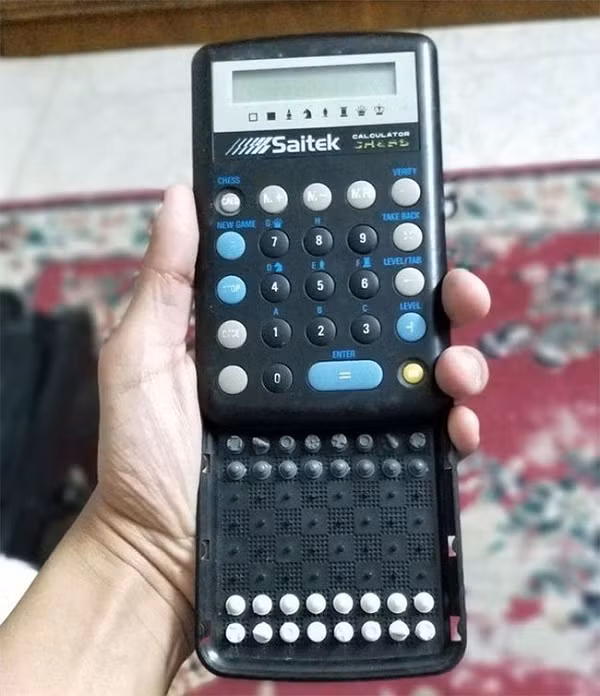 Máy tính với một bàn cờ được kết hợp 2 trong 1.