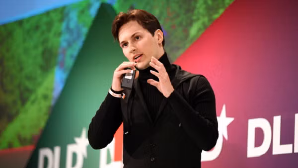 "9 năm sau khi Steve Jobs qua đời, công ty vẫn đang sống dựa vào công nghệ và danh tiếng mà ông đã xây dựng, mà không có bất kỳ sự đổi mới ý nghĩa nào. Không có gì ngạc nhiên khi doanh số iPhone đầu năm nay đã giảm 21%. Nếu xu hướng này tiếp tục, trong 7 đến 10 năm nữa, thị phần của iPhone toàn cầu sẽ không còn đáng kể", Durov chia sẻ thêm.
