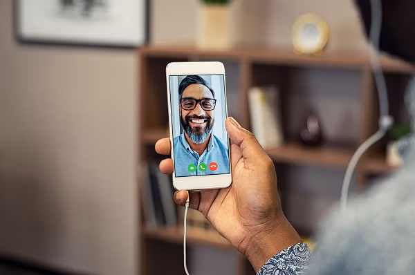 Ứng dụng họi video call Facetime của iPhone vô cùng tiện lợi và phổ biến. FaceTime tự động liên kết danh bạ, máy ảnh, giúp người dùng gọi video gần như ngay lập tức. Đây cũng là một trong những lý do nhiều gia đình trung thành với iPhone.